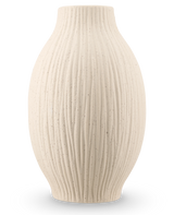 De Vaas Silent Leaf 25 cm in beige is een vaas van gestructureerd keramiek met een rond lichaam, smalle hals en verticale geribbelde lijnen, tegen een effen witte achtergrond.