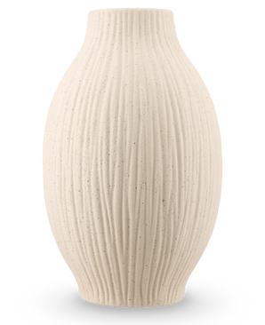 De Vaas Silent Leaf 25 cm in beige is een vaas van gestructureerd keramiek met een rond lichaam, smalle hals en verticale geribbelde lijnen, tegen een effen witte achtergrond.
