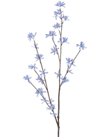 De Kunstbloem Wilde bloemen 112 cm blauw heeft een enkele bruine tak met meerdere dunne uitlopers, elk versierd met kleine, delicate lichtblauwe bloemen, tegen een effen witte achtergrond.