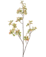 De Kunstbloementak 112 cm groen heeft een slanke, vertakkende stengel met trosjes groene bladeren die lichtroze en crèmekleurig zijn, tegen een effen witte achtergrond.