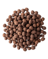 Un mucchio sciolto di sacchetto da 10 litri di Hydro Granules, granuli rotondi di argilla marrone utilizzati come mezzo di coltura in coltura idroponica e giardinaggio acquaponico, mostrati su uno sfondo bianco.