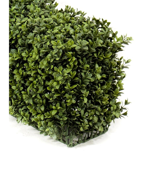 Un primo piano della siepe di bosso artificiale UV 100x20x25 cm, una siepe di bosso artificiale rettangolare con fitte foglioline verdi, raffigurata su un semplice sfondo bianco.