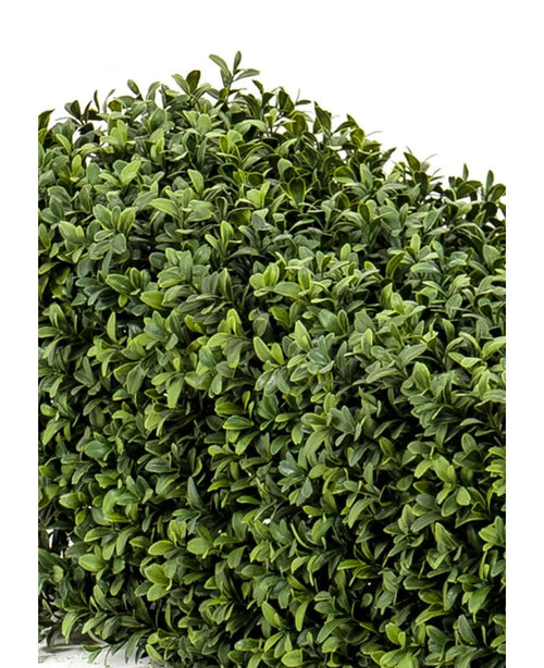 Un denso ammasso di foglie verdi della Siepe di Bosso Artificiale UV 70x20x25 cm forma una siepe rigogliosa e frondosa su uno sfondo bianco.