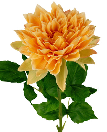 Een close-up van de Kunst Georgine Real Touch geel 70cm, met een enkele oranje dahlia met gelaagde bloemblaadjes en groene blaadjes op de steel tegen een witte achtergrond.