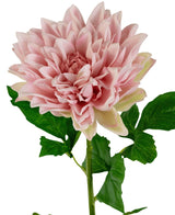 Een close-up van de Kunst Georgine Real Touch lichtroze 70cm toont een enkele lichtroze dahlia met gelaagde bloemblaadjes en groene blaadjes op de steel, tegen een witte achtergrond.