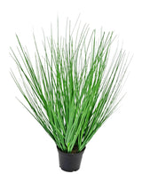 De Kunst Grasplant Ui 50 cm brandvertragend is een kunstplant in pot met lange, dunne, rechtopstaande groene bladeren in een compacte zwarte kunststof pot, afgebeeld tegen een witte achtergrond.