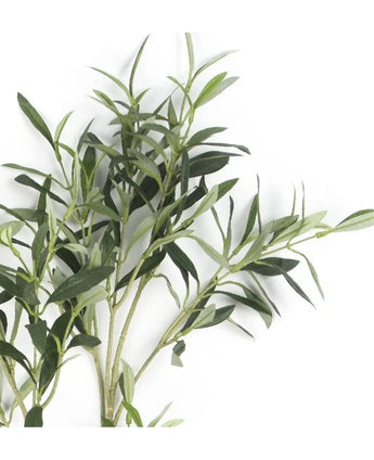 Een close-up van het Kunst olijfblad 90 cm brandvertragend toont groene, slanke takken met smalle bladeren tegen een witte achtergrond - ideaal voor mediterrane decoratie.