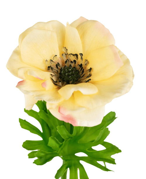 L'Anemone artificiale Real Touch giallo 52 cm ha morbidi petali giallo chiaro, un cuore scuro con stami neri e sepali a foglia verde, su uno sfondo bianco.