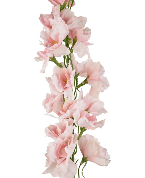 Un primo piano della ghirlanda di fiori artificiali Delphinium Real Touch Pink da 90 cm, con molteplici fiori rosa tenui e steli verdi, su uno sfondo bianco.