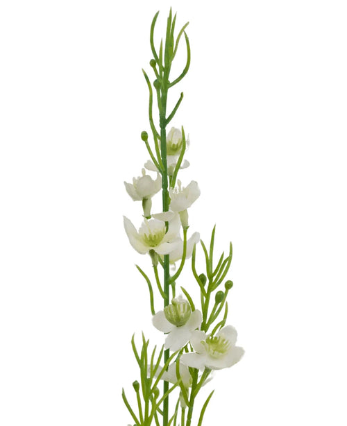 Un primo piano del vaso di erba artificiale con cipolle e miglio ignifugo da 65 cm, caratterizzato da steli verdi con delicati fiori bianchi e piccoli boccioli, disposti verticalmente su un semplice sfondo bianco.