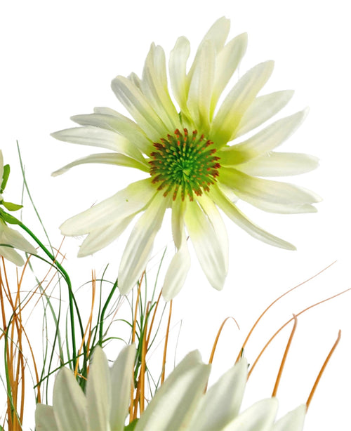 Un primo piano del vaso per cipolle e crisantemo in erba artificiale ignifuga da 90 cm, con un fiore bianco simile a una margherita con un cuore verde tra sottili steli simili a erba verde e marrone, il tutto su uno sfondo bianco.