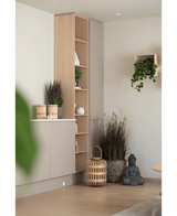 Een minimalistisch interieur met lichte houten planken, decoratieve manden, potplanten en de Kunstgras Rups Uiengras Bonsai 100 cm (brandvertragend) zorgt voor een rustige, serene sfeer. Neutrale tinten en zachte verlichting versterken de vredige sfeer.