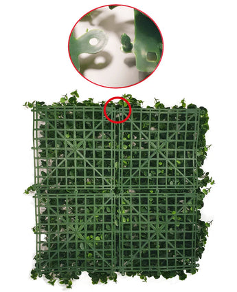 De Kunsthaag Groensteel 50x50 cm UV is een groen kunstbeplantingspaneel met een rasterrug, van boven afgebeeld met een close-up van het in elkaar grijpende mechanisme om meerdere panelen aan elkaar te koppelen.