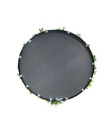 Een Kunsthaag op Zwart Frame Ø100 cm, met kleine groene plantjes en roze bloemen op een rond zwart dienblad, van bovenaf gezien tegen een witte achtergrond.