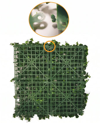 Siepe artificiale Bosso Blu 50x50 cm: Pannello UV con foglia di bosso artificiale posizionata su griglia in plastica verde. Un intarsio circolare nella parte superiore mostra un primo piano del meccanismo di bloccaggio che consente di collegare insieme più pannelli.