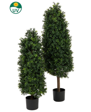 Set van twee Kunstplant Buxus Pyramide UV 90 cm met dicht groen blad in zwarte pot. UV-beschermingslabel afgebeeld, ideaal als tuinplantdecoratie voor buiten. Weergegeven op een witte achtergrond.
