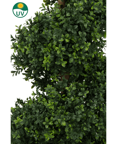 La spirale di bosso artificiale in stile romano UV 120 cm ha un fogliame verde artificiale denso e lussureggiante con foglie piccole e un simbolo di resistenza ai raggi UV con un'icona del sole nell'angolo in alto a sinistra.