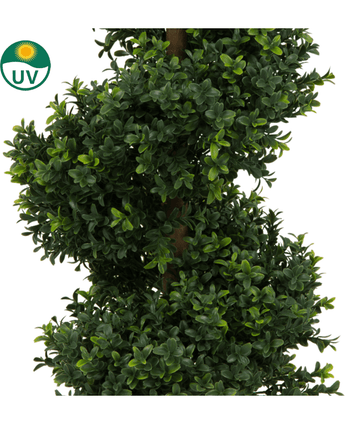 Close-up van de Kunst Buxus Spiraal Romeinse stijl UV 90cm, een weelderige kunstplant met dichte, glanzende bladeren die spiraalsgewijs rond de stam groeien. Een UV-logo met een zonne-icoon linksboven geeft de UV-bestendigheid aan.