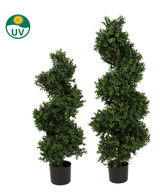 De Kunst Buxus Spiraal Romeinse stijl UV 90cm heeft twee spiraalvormige kunsttuibomen met groen blad in een zwarte pot. In de linkerbovenhoek staat een groen en geel UV-bestendig symbool.