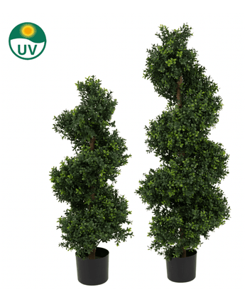 De Kunst Buxus Spiraal Romeinse stijl UV 90cm heeft twee spiraalvormige kunsttuibomen met groen blad in een zwarte pot. In de linkerbovenhoek staat een groen en geel UV-bestendig symbool.