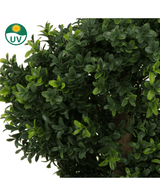 Close-up van dichte, groene bladeren van de Kunst Buxus Spiraal Romeinse stijl UV 90cm, met een klein groen UV icoontje in de linkerbovenhoek met een zon en de letters UV.