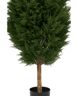 La pianta artificiale Conifera UV 180 cm è un albero verde artificiale in vaso con fitte foglie verde scuro e un tronco marrone, presentato in un semplice vaso nero su sfondo bianco.