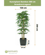 Kunstplant Bamboe 300 cm brandvertragend in een zwarte pot (300 cm hoog, 130 cm breed; pot: 24 cm breed, 18 cm hoog). Tekst en meetpijlen geven duidelijk de afmetingen van deze stijlvolle kunstplant aan.