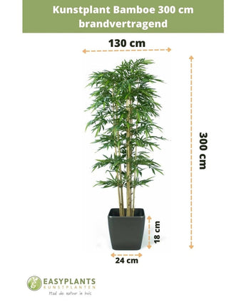 Kunstplant Bamboe 300 cm brandvertragend in een zwarte pot (300 cm hoog, 130 cm breed; pot: 24 cm breed, 18 cm hoog). Tekst en meetpijlen geven duidelijk de afmetingen van deze stijlvolle kunstplant aan.