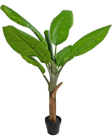 De Kunstplant Bananenboom 120 cm is een bananenplant in pot met grote, levendige groene bladeren en een dikke bruine stengel, tegen een witte achtergrond.