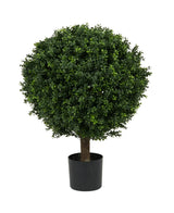 De Kunstplant Buxus op stam romeinse stijl 85cm heeft een ronde, weelderige bol van groene bladeren op een enkele bruine stengel, gepresenteerd in een eenvoudige zwarte pot tegen een witte achtergrond.