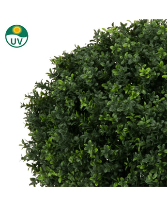 Een close-up van de Kunstplant Buxus op stam Romeinse stijl 85cm, met dichte groene kunst buxusbladeren. Een UV-beschermingspictogram in de vorm van een zon verschijnt in de linkerbovenhoek.