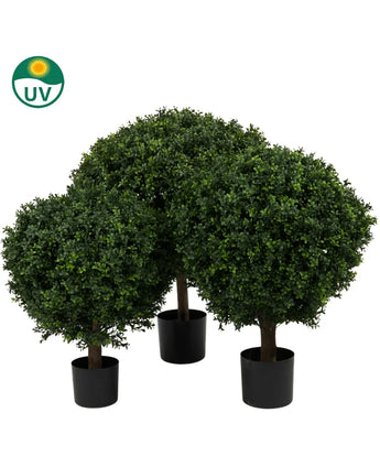 Set van drie Kunstplant Buxus op stam romeinse stijl 85cm kunstmatige buxusbomen in zwarte potten, met dicht, rond groen gebladerte. In de linkerbovenhoek van de afbeelding staat een cirkelvormig UV-beschermingssymbool.
