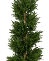 De Kunstplant Conifeer Spiraal UV 120 cm is een hoge, kunstmatige groene cipres met dicht, naaldachtig blad en een zichtbare bruine stam, gefotografeerd tegen een witte achtergrond.