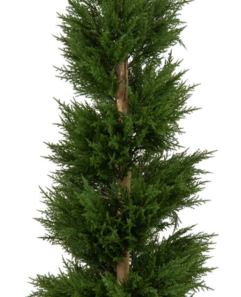 De Kunstplant Conifeer Spiraal UV 120 cm is een hoge, kunstmatige groene cipres met dicht, naaldachtig blad en een zichtbare bruine stam, gefotografeerd tegen een witte achtergrond.