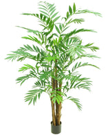 De Kunstplant Hawaii Parlour 180 cm is een hoge kunstpalm met meerdere groene, vederachtige bladeren en verschillende bruine stelen, in een kleine zwarte pot tegen een effen witte achtergrond.
