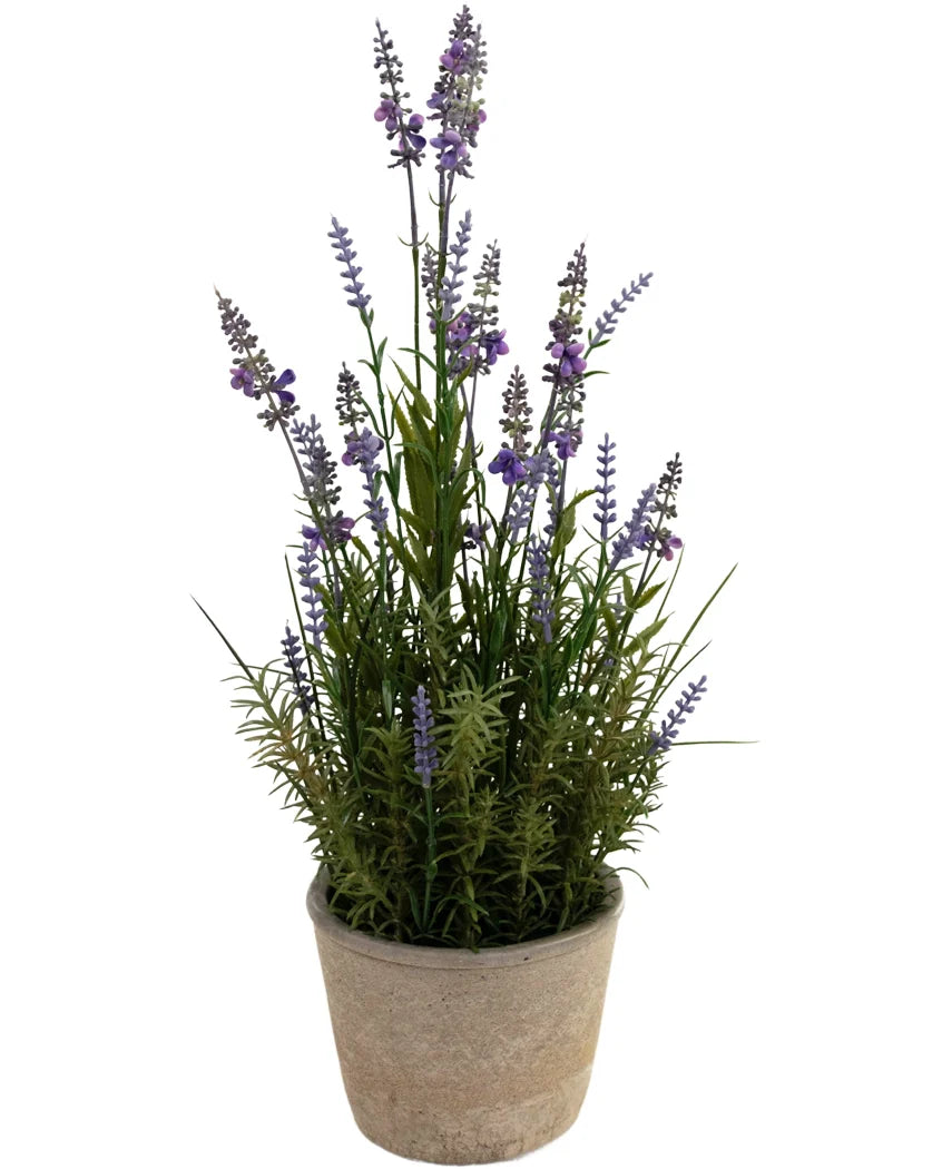 La lavanda artificiale da 51 cm in vaso decorativo ha lunghi steli verdi e piccoli fiori viola in un vaso di colore chiaro, su uno sfondo bianco.