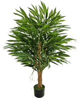 De Kunstplant Longfolia 120 cm is een hoge kunstboom met slanke groene bladeren en een bruine stam, in een zwarte pot met groen mos, tegen een effen witte achtergrond.