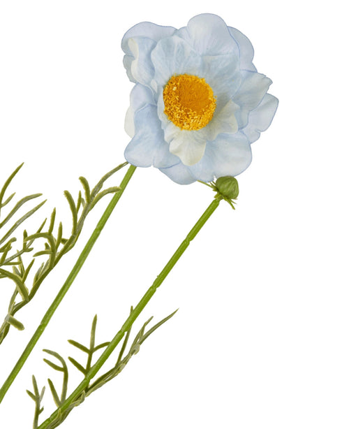 La collana da sacerdote artificiale Real Touch Blu/Bianco da 50 cm presenta un realistico fiore singolo blu e bianco con petali delicati, un centro giallo vibrante, stelo verde, bocciolo e foglie piumate - splendidamente dettagliato e isolato su bianco.