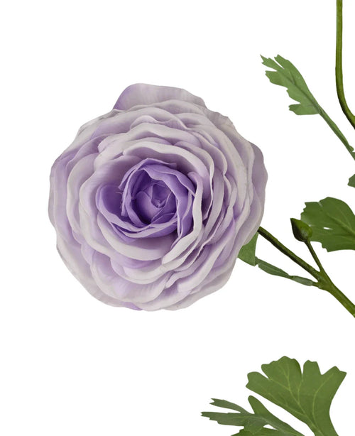 Un primo piano della rosa artificiale "Emine" Real Touch Purple da 62 cm, con petali viola chiaro stratificati e foglie verdi su uno stelo, su uno sfondo bianco.