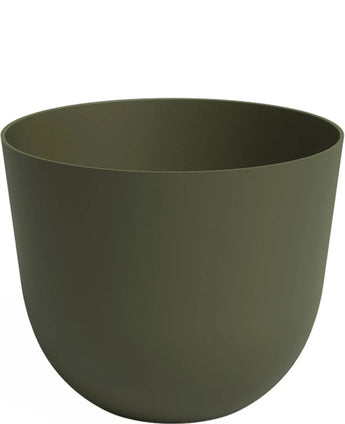 La fioriera Havanna Ø40 cm x H33 cm è un vaso da fiori verde oliva opaco con una forma liscia e rotonda e un'ampia apertura, su uno sfondo bianco.
