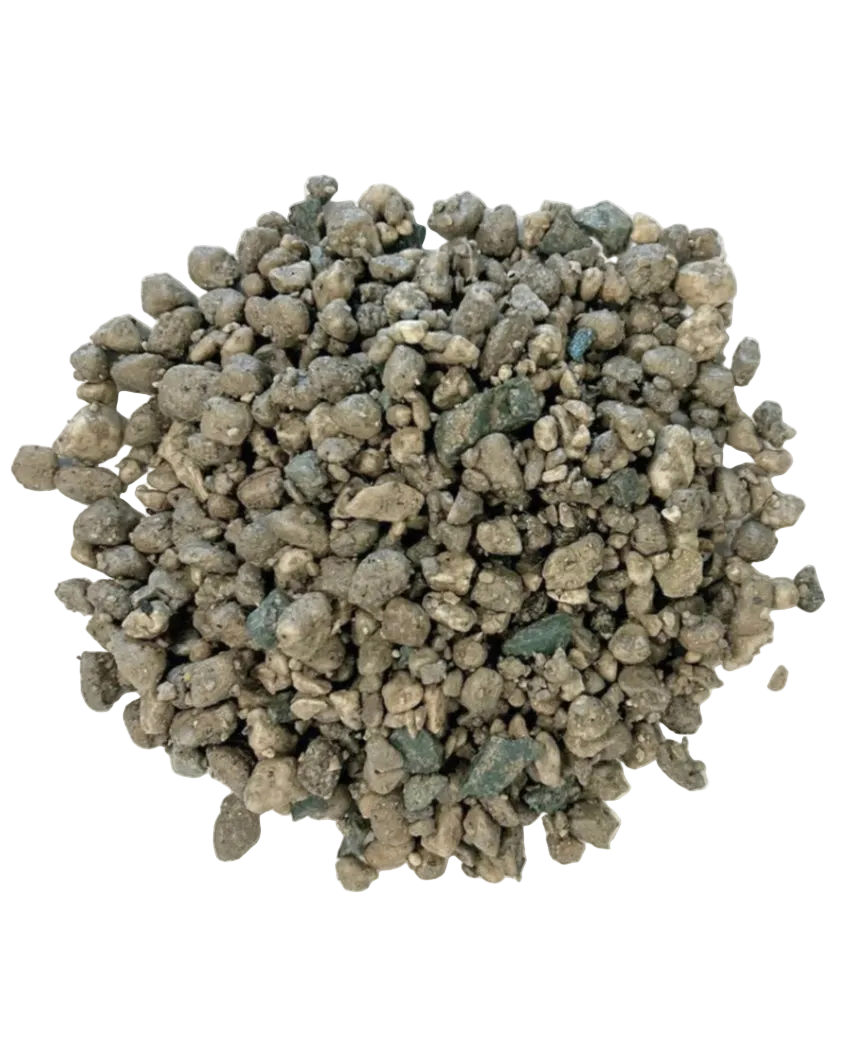 Un mucchio sciolto di piccole pietre vulcaniche irregolari grigie e verdastre da un sacco da 10 litri su sfondo bianco.