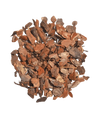 Una pila di materiale di riempimento corteccia d'albero-corteccia di legno da 15 litri, composta da scaglie di corteccia d'albero marrone essiccata, è disposta in forma circolare su uno sfondo bianco.