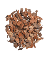 Una pila di materiale di riempimento corteccia d'albero-corteccia di legno da 15 litri, composta da scaglie di corteccia d'albero marrone essiccata, è disposta in forma circolare su uno sfondo bianco.