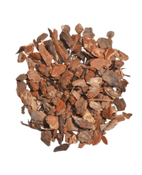 Una pila di materiale di riempimento corteccia d'albero-corteccia di legno da 15 litri, composta da scaglie di corteccia d'albero marrone essiccata, è disposta in forma circolare su uno sfondo bianco.