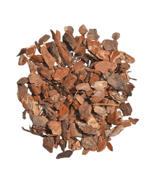 Una pila di materiale di riempimento corteccia d'albero-corteccia di legno da 15 litri, composta da scaglie di corteccia d'albero marrone essiccata, è disposta in forma circolare su uno sfondo bianco.