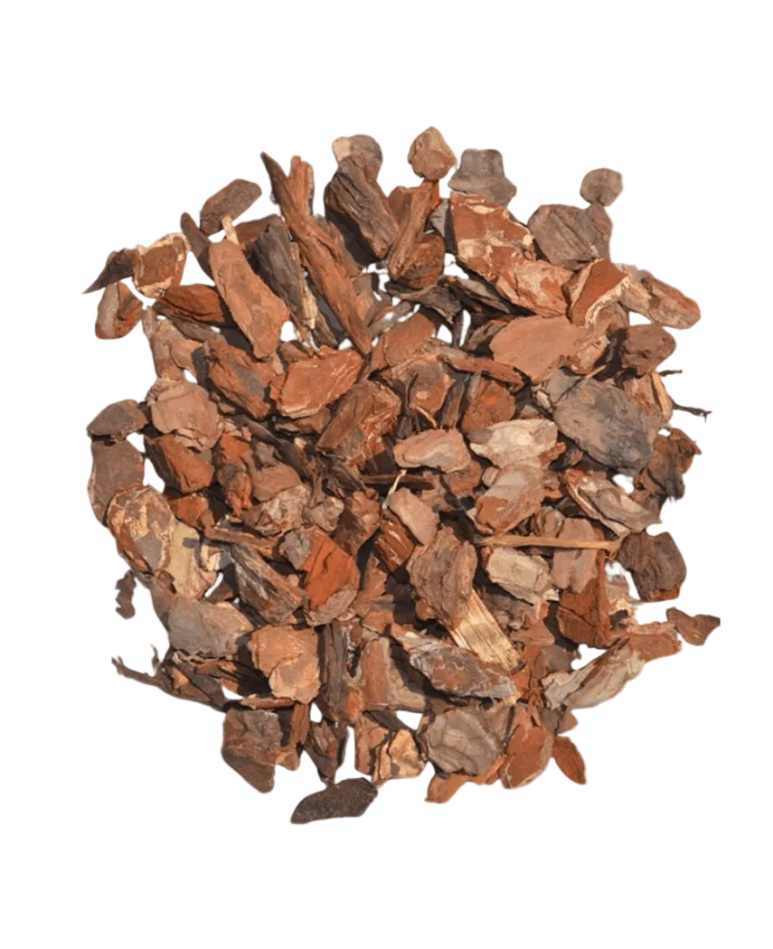 Una pila di materiale di riempimento corteccia d'albero-corteccia di legno da 15 litri, composta da scaglie di corteccia d'albero marrone essiccata, è disposta in forma circolare su uno sfondo bianco.