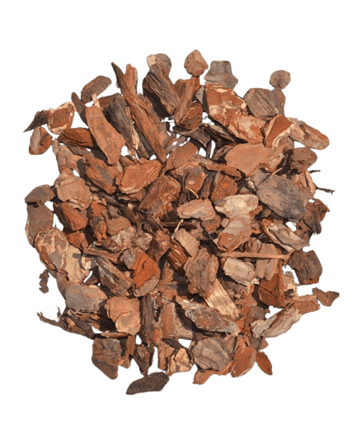 Una pila di materiale di riempimento Corteccia di albero-corteccia di legno Scaglie di corteccia marrone di medie dimensioni da 15 litri sparse su uno sfondo bianco.