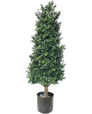 De Kunstplant Buxus Pyramide UV 90 cm heeft dicht groen blad in een conische vorm, in een zwarte pot. Met UV-bescherming is hij perfect voor tuinplanten en behoudt hij zijn schoonheid tegen een witte achtergrond.
