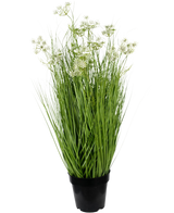 De Kunstgras wortel bloemen uiengras 90cm brandvertragend heeft lange, slanke groene bladeren en delicate witte bloemtrossen in een pot, tegen een effen witte achtergrond.