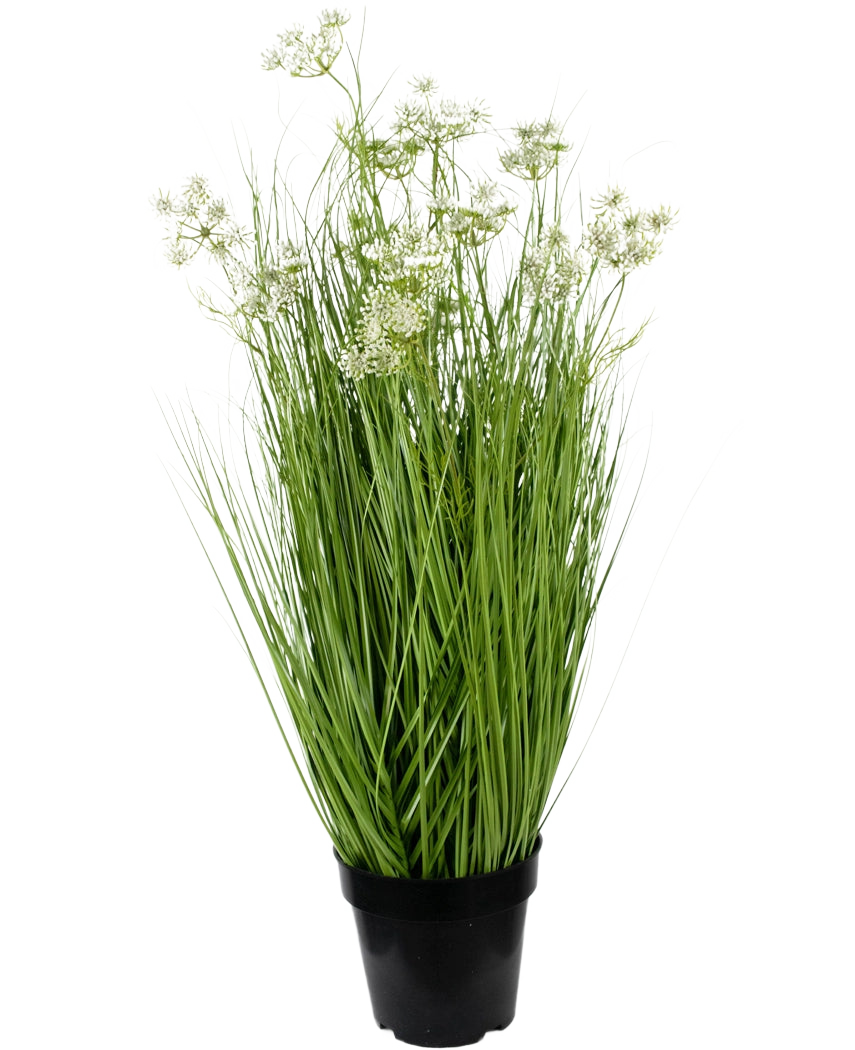 L'erba artificiale con radice di fiori, erba di cipolla, 90 cm, ignifuga, ha foglie verdi lunghe e sottili e delicati grappoli di fiori bianchi in un vaso, su uno sfondo bianco semplice.